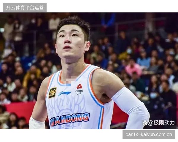 山东队后卫高诗岩凭借出色的组织和防守表现入选第二阵容，其助攻和抢断数据均名列前茅